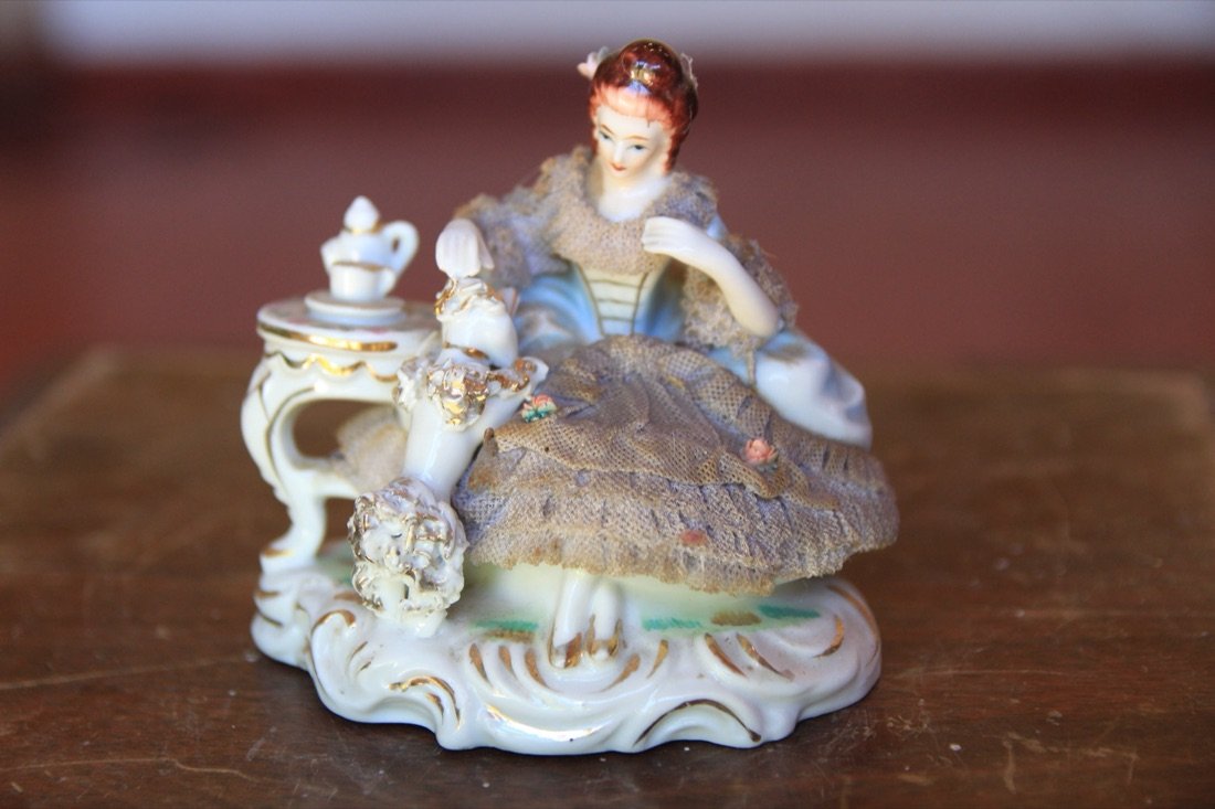 Dama sentada con encaje de porcelana
