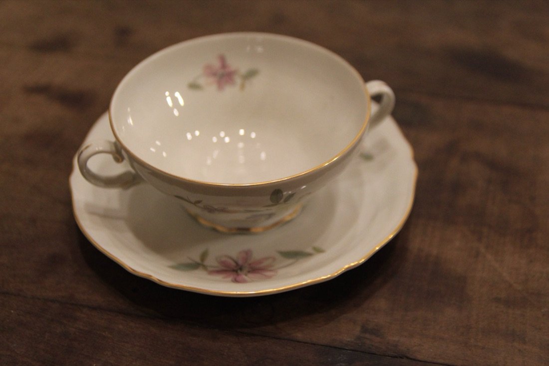 Taza de té con flores pintadas