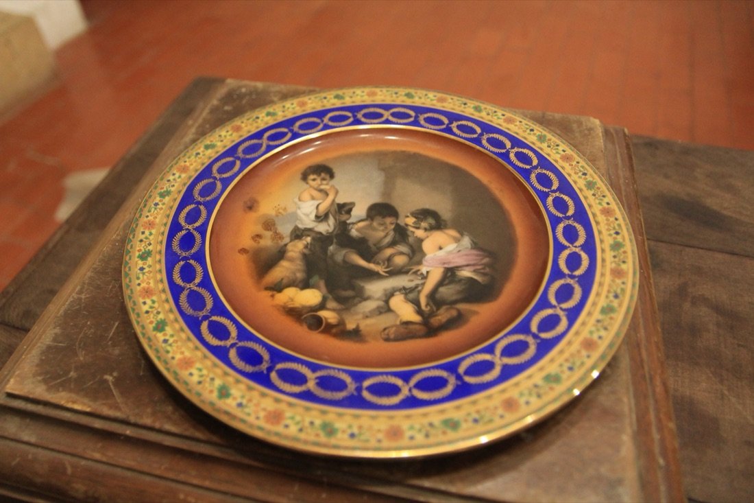 Plato cobalto con escena de niños