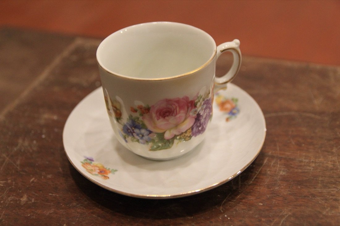 Pocillo de café con ramo de rosas