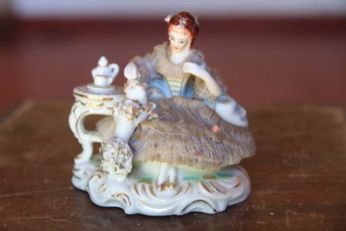 Dama sentada con encaje de porcelana
