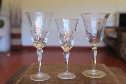Copas talladas con filo y anillo dorado