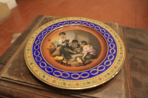 Plato cobalto con escena de niños