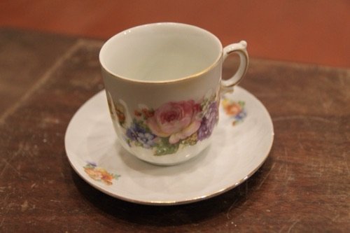 Pocillo de café con ramo de rosas