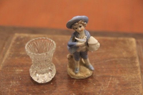 Figura de niño con paloma